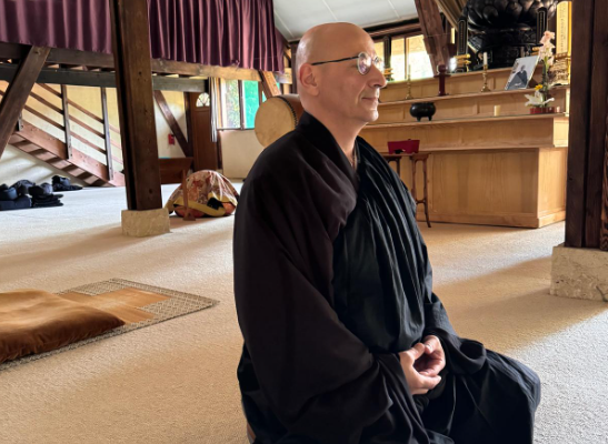 jean-phillipe-en-position-de-meditation-zazen-au-dojo-de-la-gendronniere